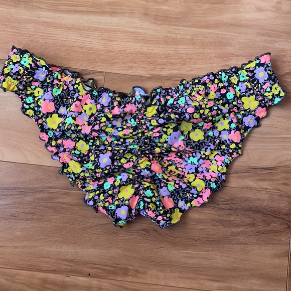 💥NWOT💥 Victoria’s Secret strapless swim top & matching ruched bottoms - Picture 3 of 6